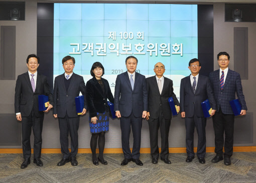삼성화재 최영무 사장(왼쪽에서 네번째)과 고객권익보호위원 (왼쪽부터 법무법인 의성 이동필 변호사, 홍익대 황창근 교수, 성신여대 허경옥 교수, 성신여대 노일석 교수, 동국대 김선정 교수, 건국대 최병규 교수)이 제 100회 고객권익보호위원회에 참석해 기념촬영을 하고 있다. 삼성화재 제공